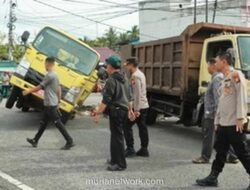 Truk Sampah Nyemplung, Jalan di Meranti Amblas Diterjang Pasang