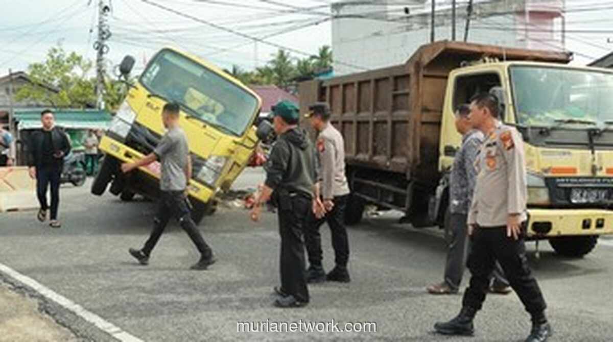 Truk Sampah Nyemplung, Jalan di Meranti Amblas Diterjang Pasang