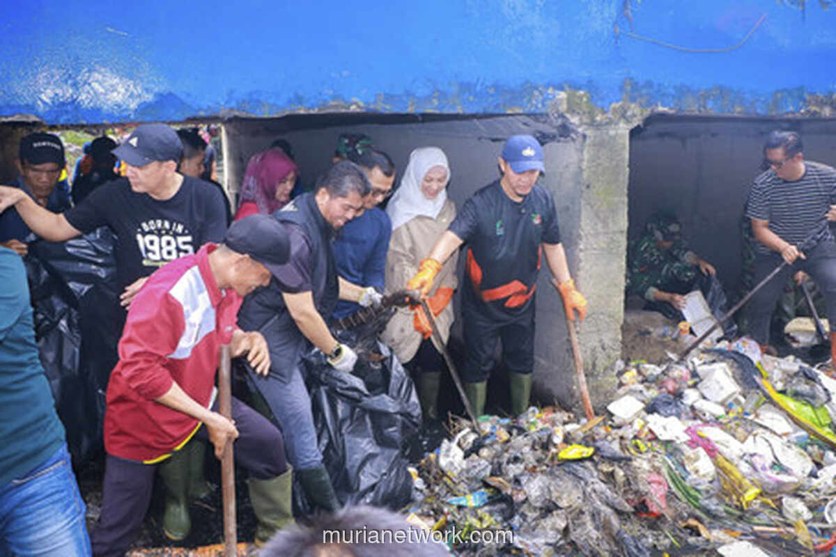 Wali Kota Pekanbaru Turun ke Parit, Pimpin Gotong Royong Cegah Banjir