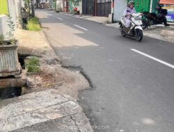 Jalan Berlubang di Duren Sawit, Warga Waswas Setiap Melintas