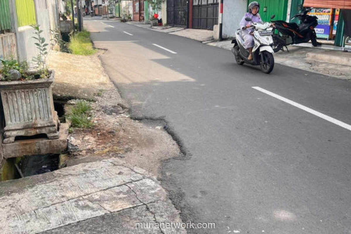 Jalan Berlubang di Duren Sawit, Warga Waswas Setiap Melintas