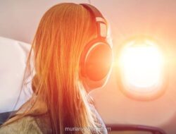 Pramugari Ungkap Risiko Tersembunyi di Balik Headphone Saat Terbang