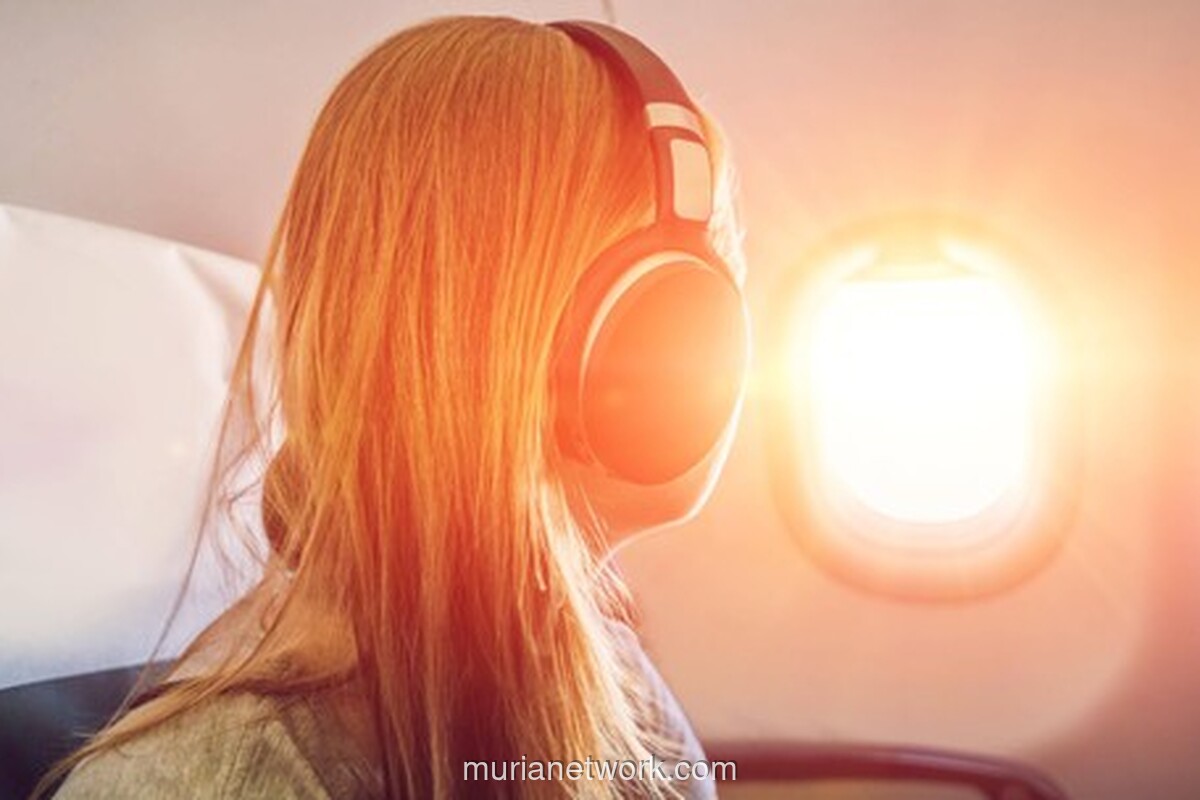 Pramugari Ungkap Risiko Tersembunyi di Balik Headphone Saat Terbang