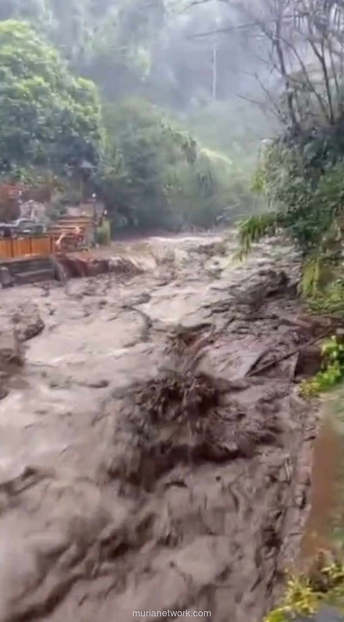 Banjir Bandang Hantam Guci, Jembatan dan Pemandian Pancuran 13 Luluh Lantak