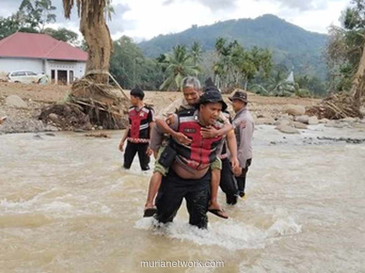 Jembatan Darurat Putus, Warga Agam Dievakuasi Usai Hujan Deras