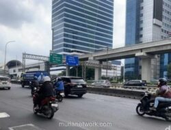 Lubang di Gatot Subroto Bikin Barang-Barang Pengendara Terbang