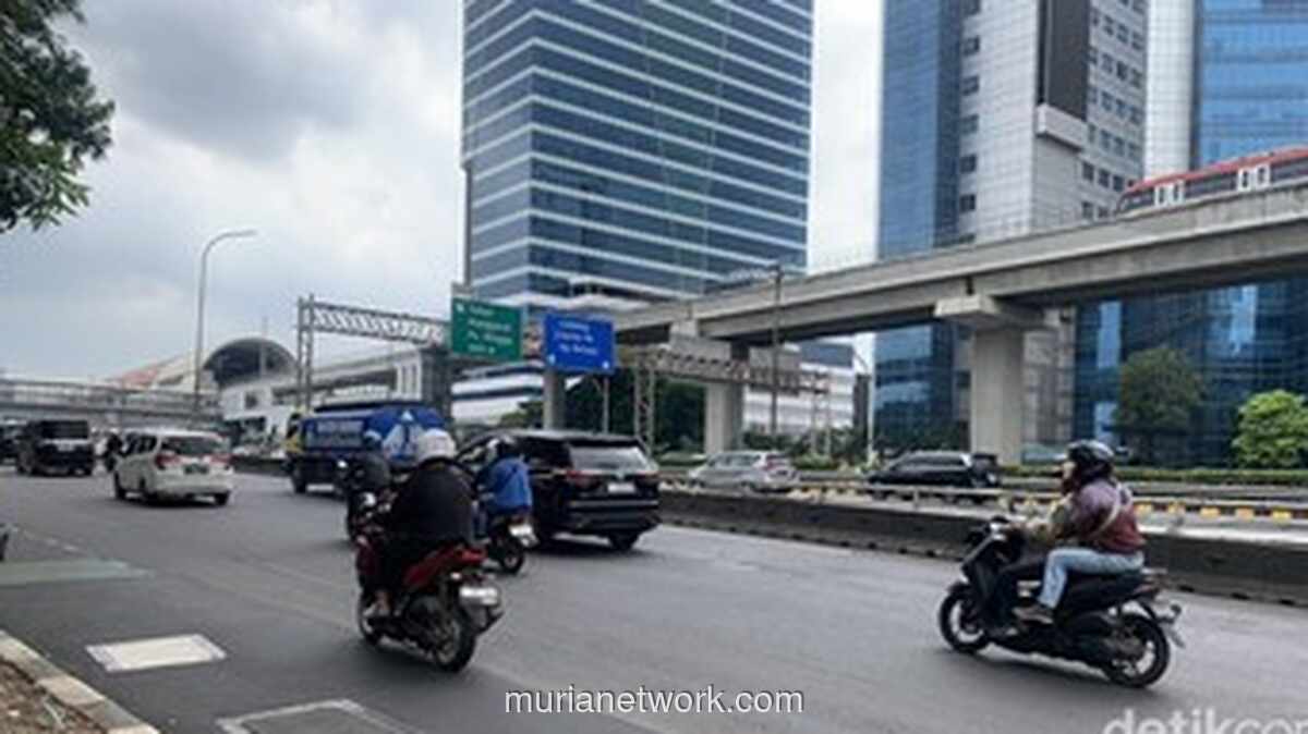 Lubang di Gatot Subroto Bikin Barang-Barang Pengendara Terbang