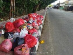 Gunungan Sampah di Depan Kantor DPRD, Warga Serpong Mual dan Jengkel