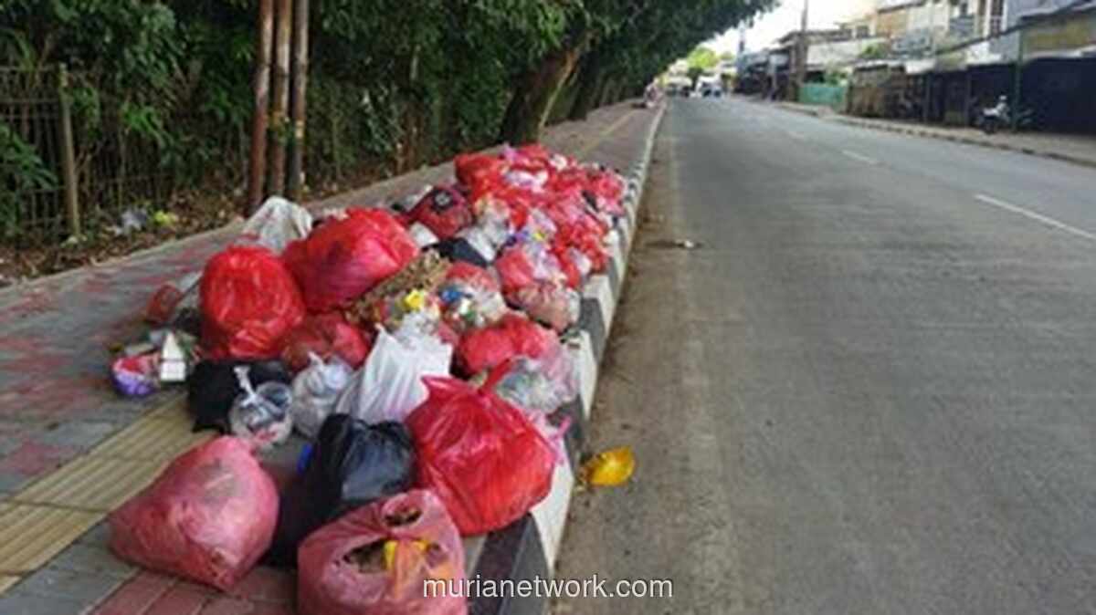 Gunungan Sampah di Depan Kantor DPRD, Warga Serpong Mual dan Jengkel