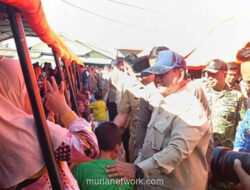 Prabowo Sambangi Korban Bencana, Janji Pemerintah Tak Tinggalkan Warga