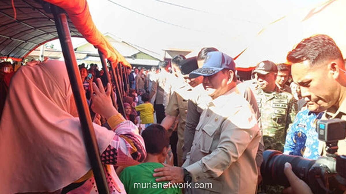 Prabowo Sambangi Korban Bencana, Janji Pemerintah Tak Tinggalkan Warga