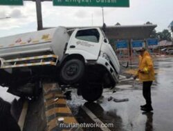 Truk Tangki Ringsek Parah Usai Tabrak Pembatas Tol JORR