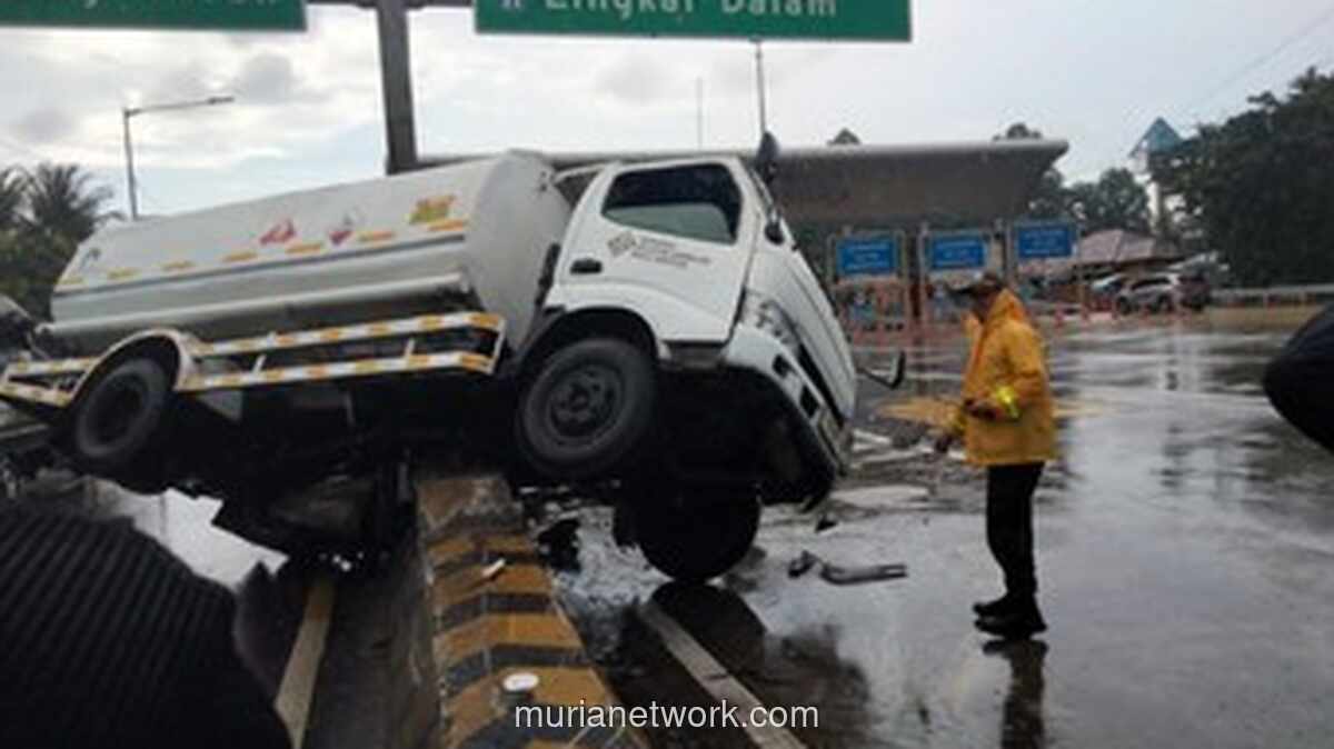 Truk Tangki Ringsek Parah Usai Tabrak Pembatas Tol JORR