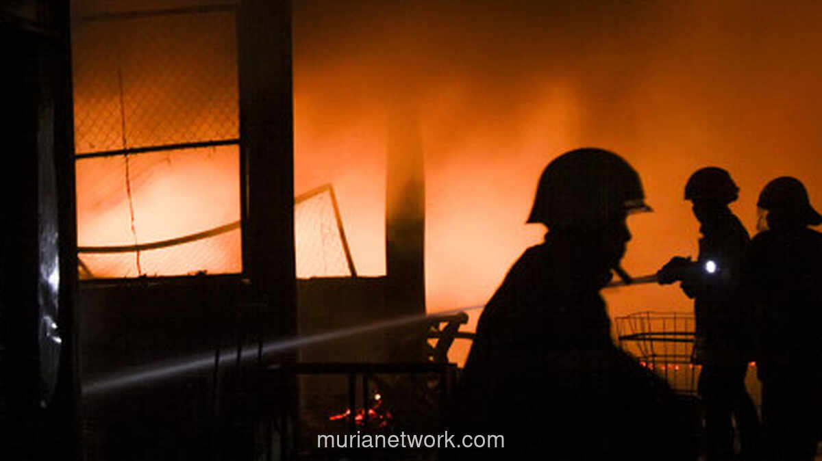 Kebakaran Hanguskan Kios di Pasar Induk Kramat Jati, 19 Unit Damkar Dikerahkan