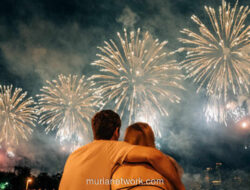 Tradisi Tahun Baru: Dari Konvoi Kembang Api hingga Doa Bersama Keluarga