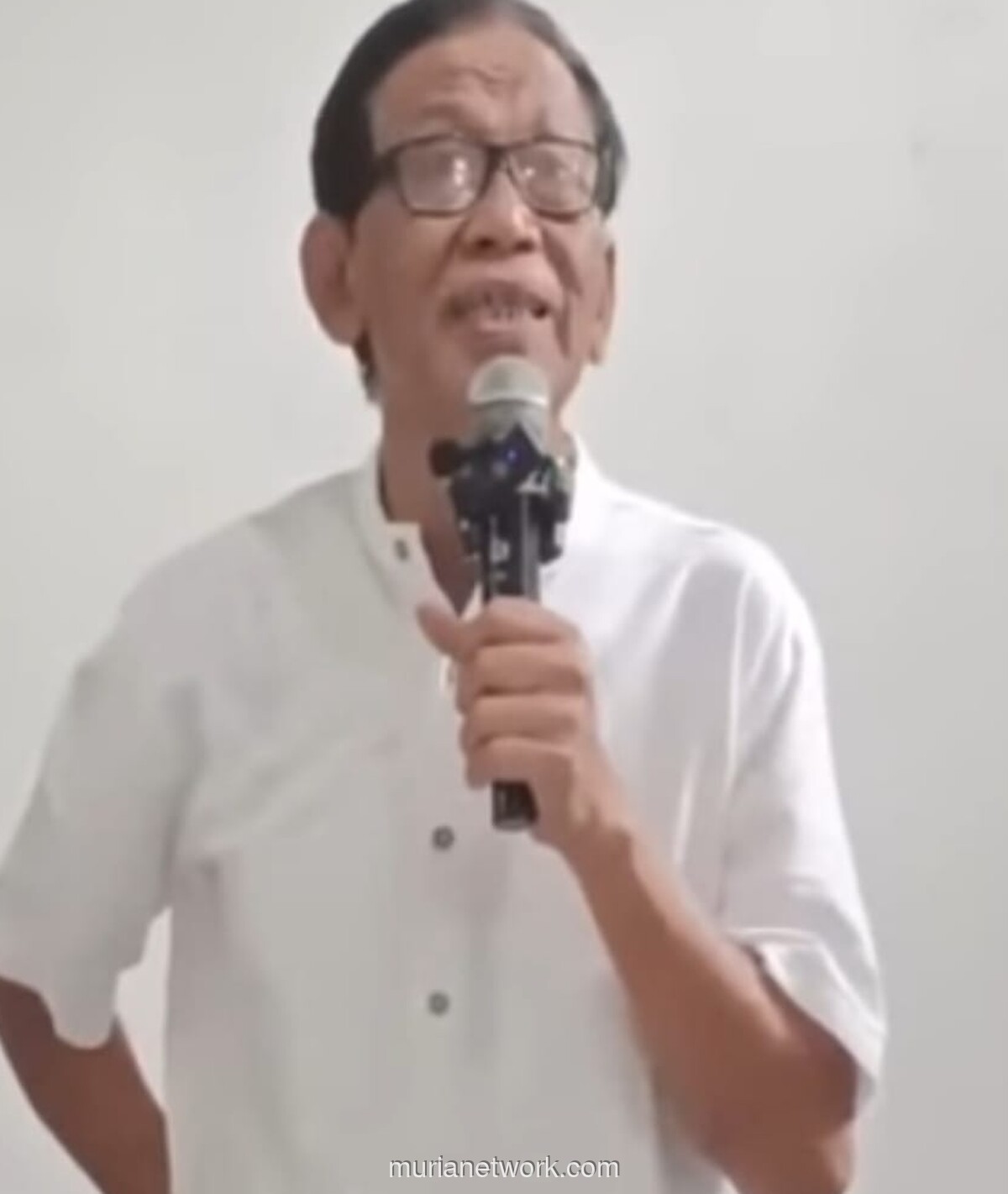 Sutoyo Abadi: Panggung Sandiwara Politik yang Membius Rakyat