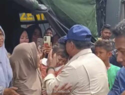 Di Tengah Lumpur dan Duka, Prabowo Habiskan Sepiring Nasi Ikan Tongkol Bersama Korban Banjir Aceh