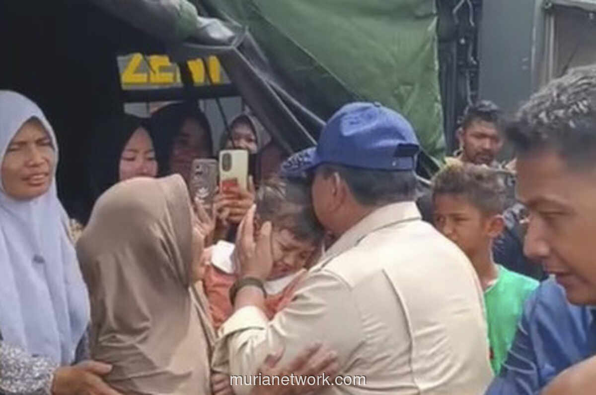 Di Tengah Lumpur dan Duka, Prabowo Habiskan Sepiring Nasi Ikan Tongkol Bersama Korban Banjir Aceh