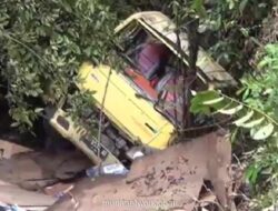 Truk Angkut Air Mineral Terjun Bebas ke Jurang 15 Meter di Pasaman, Sopir dan Kernet Selamat