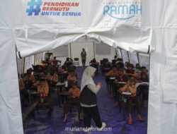 Ujian di Bawah Tenda, Semangat Belajar Tak Padam Diterjang Abu Semeru