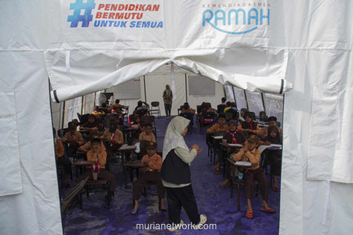 Ujian di Bawah Tenda, Semangat Belajar Tak Padam Diterjang Abu Semeru