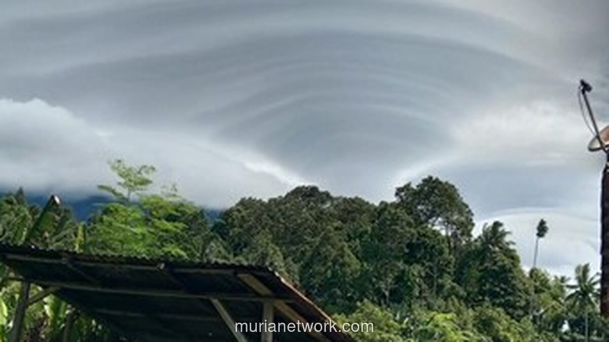 Awan Aneh Mirip Piring Terbang Hebohkan Warga Tanggamus