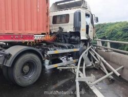 Truk Kontainer Hantam Pembatas, Lalin Wiyoto Wiyono ke Cawang Macet Total