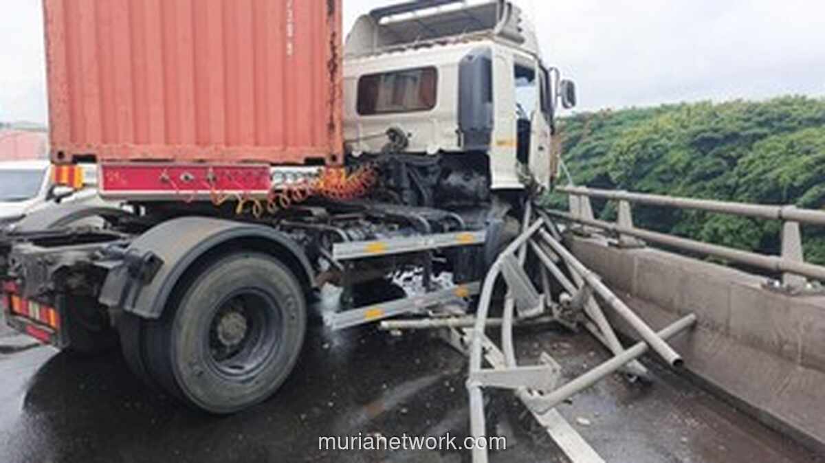 Truk Kontainer Hantam Pembatas, Lalin Wiyoto Wiyono ke Cawang Macet Total