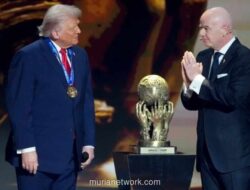 Infantino Dihadiahi Trump Penghargaan Perdamaian di Tengah Hujan Kritik