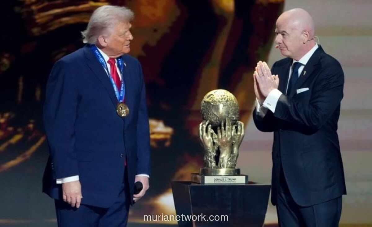 Infantino Dihadiahi Trump Penghargaan Perdamaian di Tengah Hujan Kritik