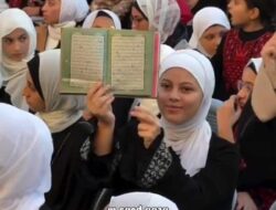 Di Tengah Reruntuhan Gaza, 500 Penghafal Al-Quran Kibarkan Bendera Iman