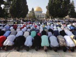 Di Tengah Blokade, 50 Ribu Jamaah Penuhi Al-Aqsha untuk Salat Jumat