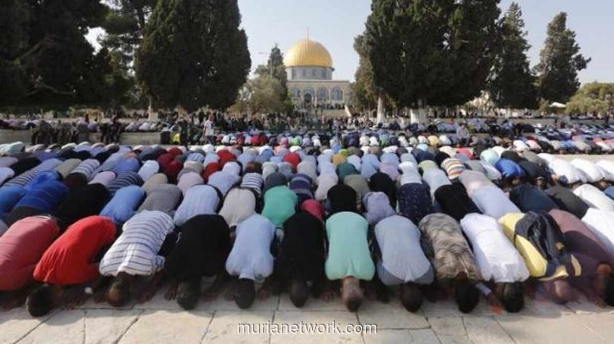 Di Tengah Blokade, 50 Ribu Jamaah Penuhi Al-Aqsha untuk Salat Jumat