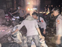 Sekop dan Solidaritas: Ruang Kelas di Sumatera Mulai Dibersihkan Usai Banjir