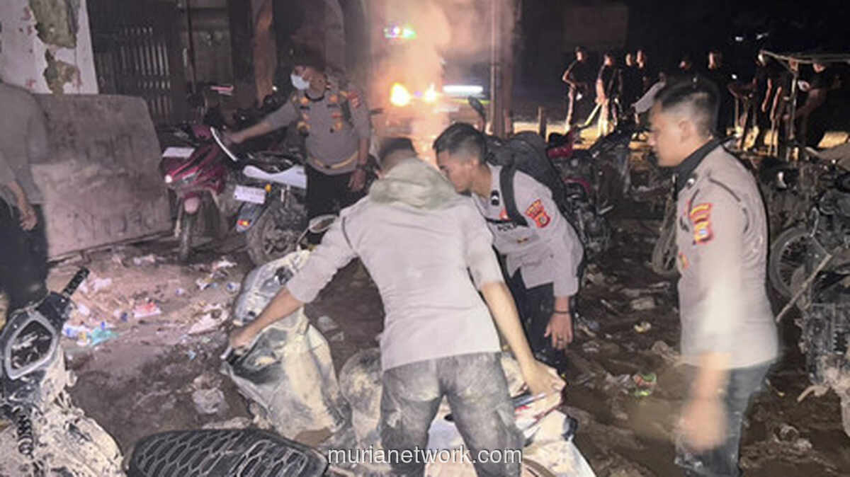 Sekop dan Solidaritas: Ruang Kelas di Sumatera Mulai Dibersihkan Usai Banjir