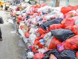 Gunungan Sampah di Kolong Flyover Ciputat, Warga Tutup Hidung dan Menunggu Solusi