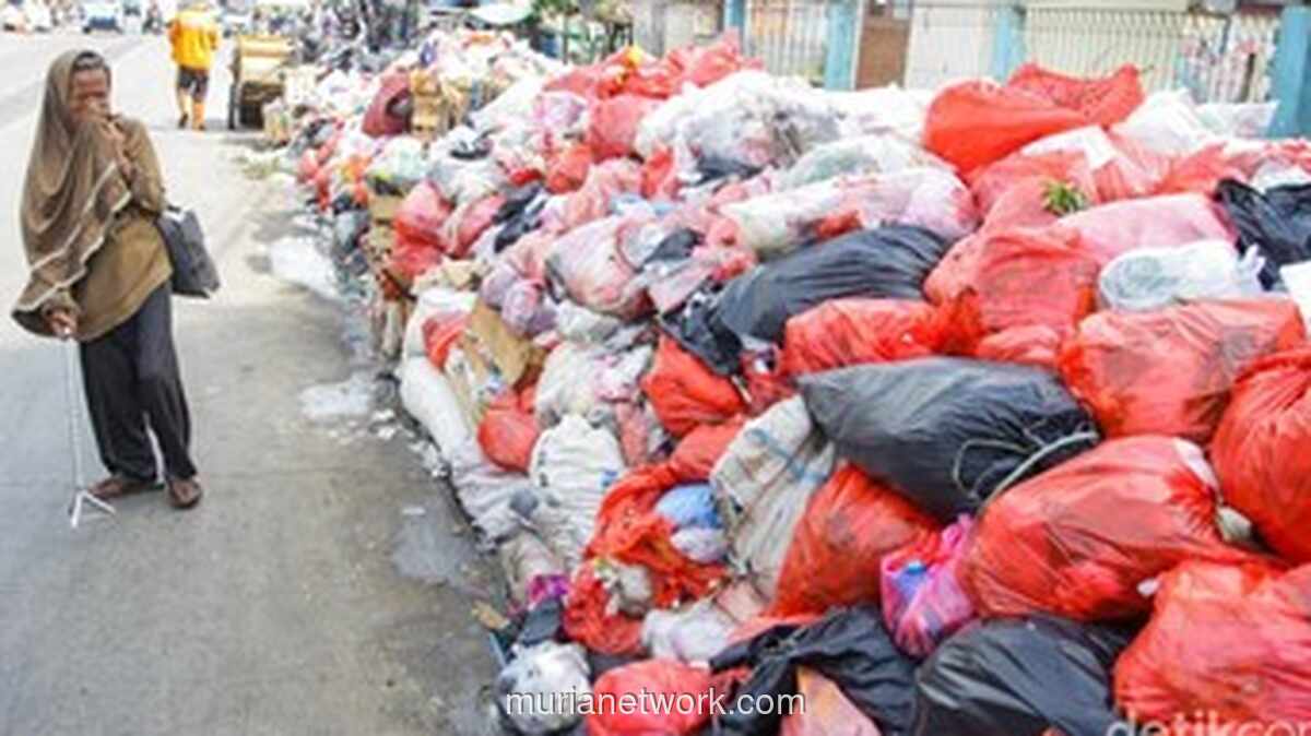 Gunungan Sampah di Kolong Flyover Ciputat, Warga Tutup Hidung dan Menunggu Solusi