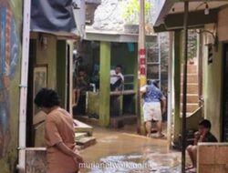 Genangan Cokelat Sisa Banjir Kiriman Bogor Mulai Dibersihkan Warga Kampung Melayu