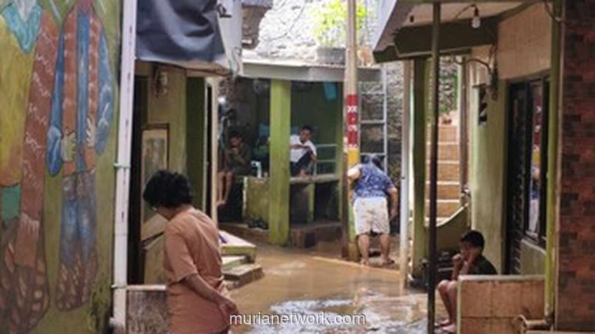 Genangan Cokelat Sisa Banjir Kiriman Bogor Mulai Dibersihkan Warga Kampung Melayu