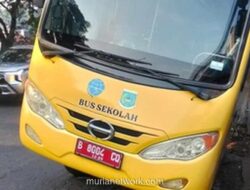 Trotoar Ambles di Ciputat, Bus Sekolah Terjebak dan Lalu Lintas Tersendat
