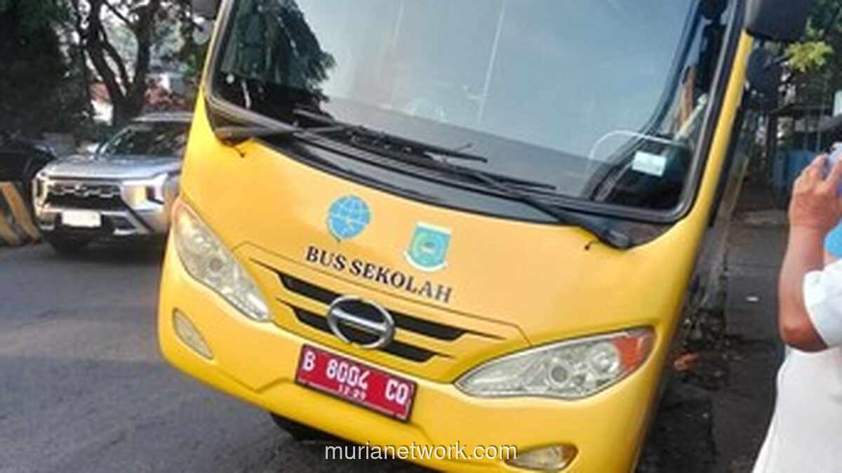 Trotoar Ambles di Ciputat, Bus Sekolah Terjebak dan Lalu Lintas Tersendat