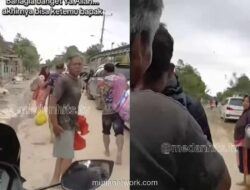 Pelukan Haru di Tengah Banjir: Kisah Ayah dan Anak yang Bersatu Kembali di Jalan Terisolasi