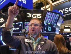 Wall Street Berdebar Menjelang Akhir Tahun, Santa Claus Rally Jadi Penyelamat?