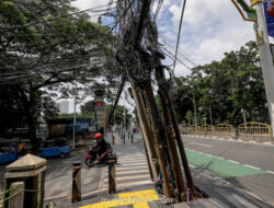 Trotoar Rapi di Tebet, Kabel Listrik Bergelantungan Masih Ancam Pejalan Kaki