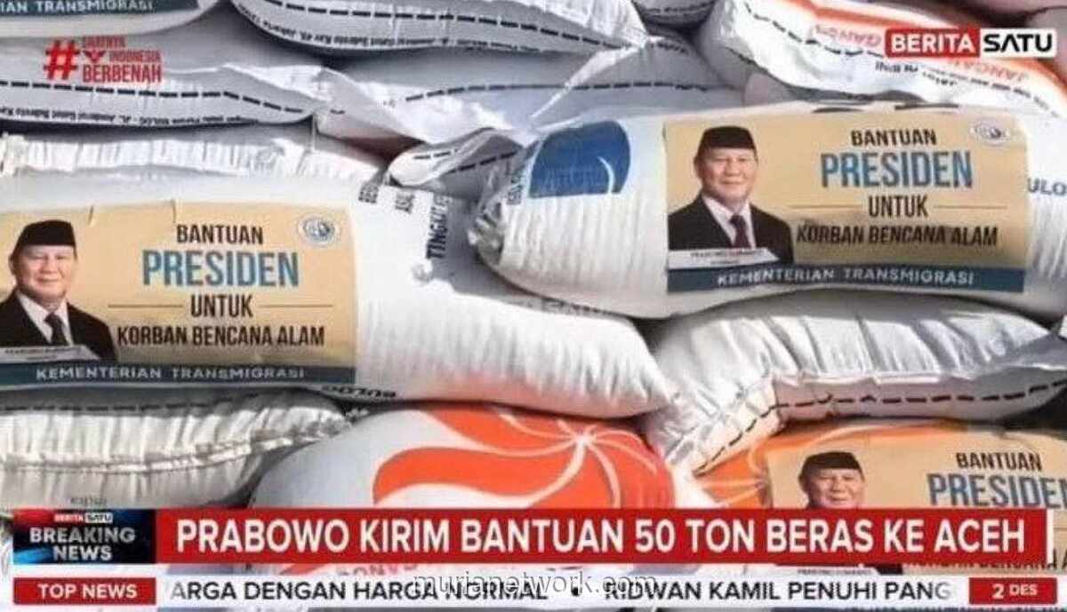 Stiker Bergambar Pejabat di Karung Beras: Bantuan Bencana Terhambat Pencitraan?