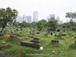 Damkar Bantu Turunkan Jenazah 130 Kg ke Liang Lahat dengan Teknik Vertical Rescue