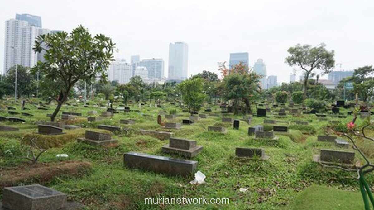 Damkar Bantu Turunkan Jenazah 130 Kg ke Liang Lahat dengan Teknik Vertical Rescue