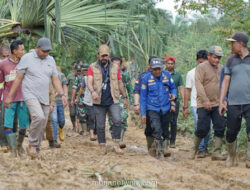 Lumpur Setinggi Leher, 20 Pemuda Merambah Hutan untuk Selamatkan Warga Terisolasi