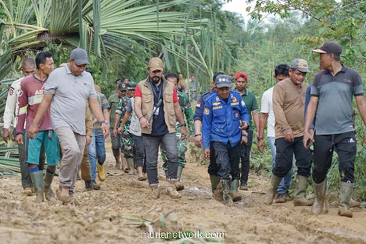Lumpur Setinggi Leher, 20 Pemuda Merambah Hutan untuk Selamatkan Warga Terisolasi