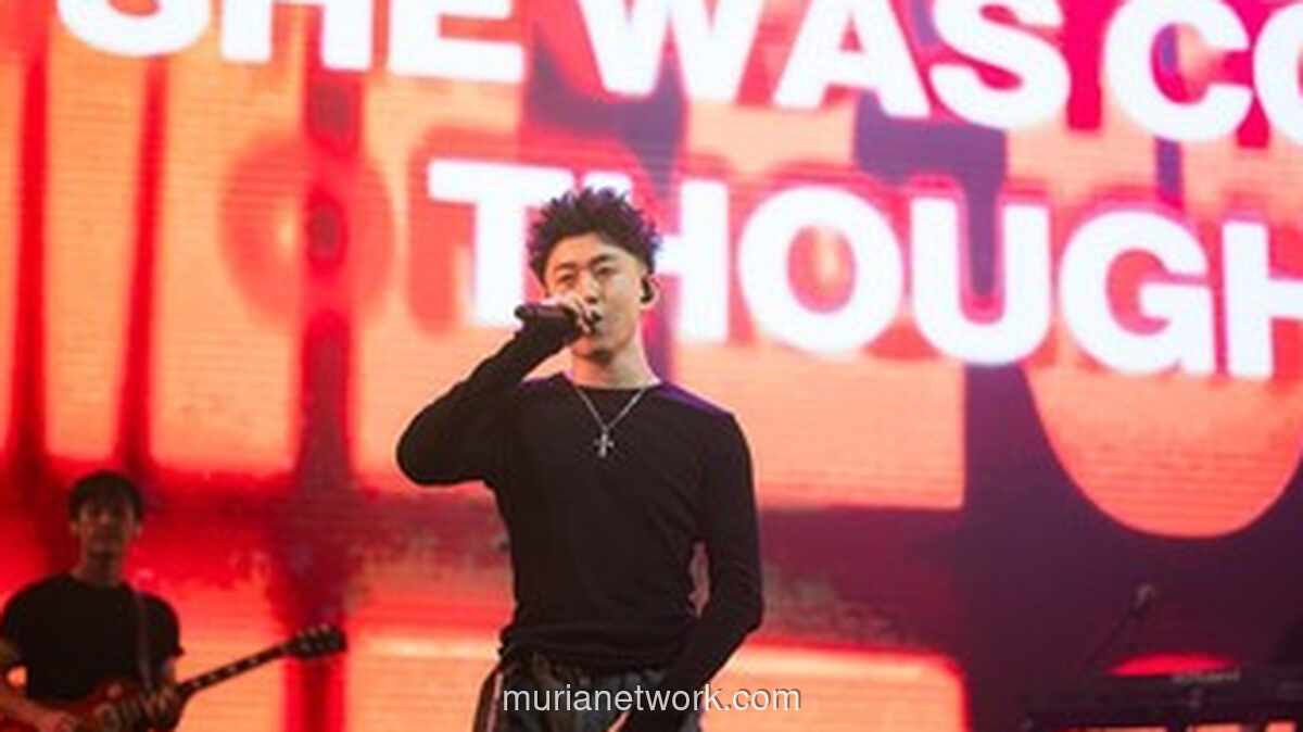 Rich Brian Buka Tur Dunia dari Jakarta, Panggungnya Megah, Nuansanya Personal